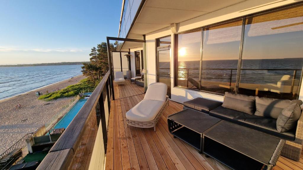 塔林Pirita Beach View Suites的享有水景的房屋阳台