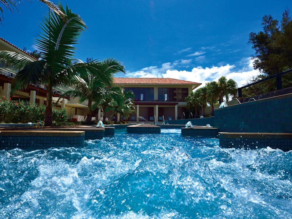 名户布森纳露台俱乐部疗养度假村酒店的房屋前带水滑梯的游泳池
