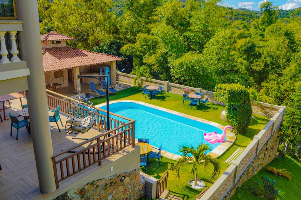 瓜拉米兰加Le Rêve Pousada e Restaurante的享有带游泳池的房屋的空中景致
