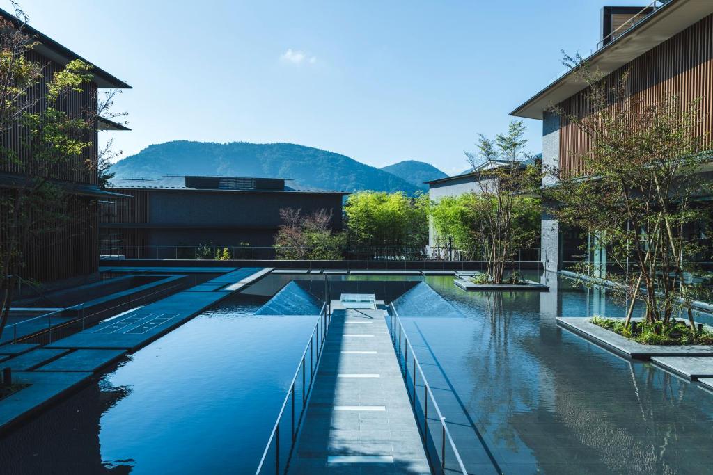 箱根Hakone Gora KARAKU的一座山地建筑的游泳池