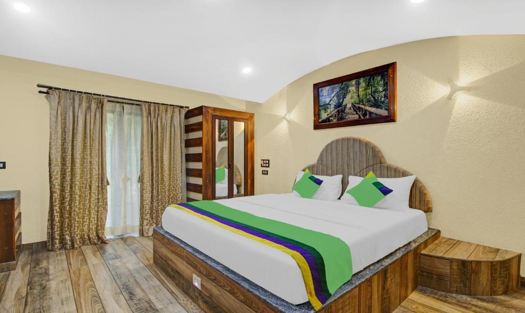 比纳里姆Treebo Trend Majestic Palms 2 Km From Colva Beach的一间卧室,卧室内配有一张大床