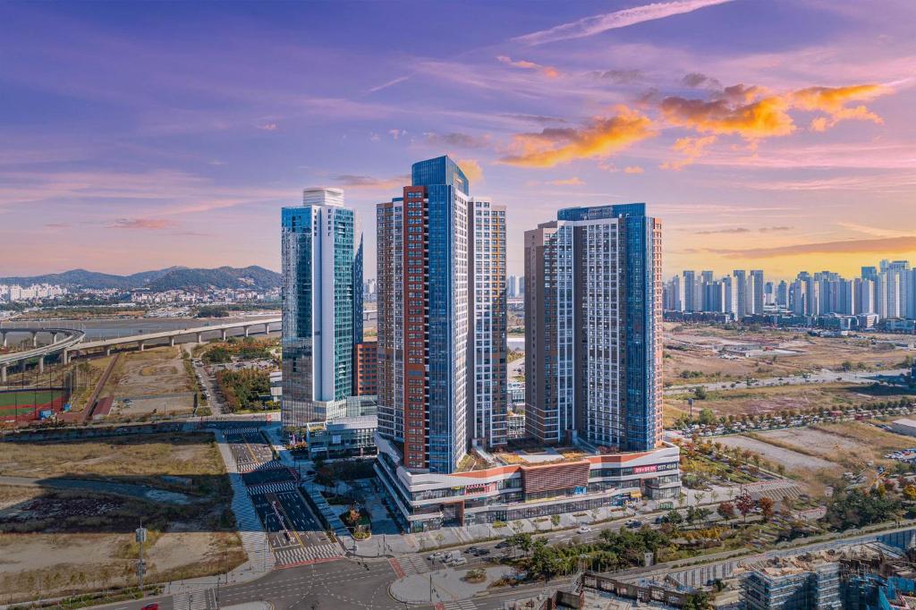 仁川市Urbanstay Songdo Moonlight Park的城市空中景观高楼