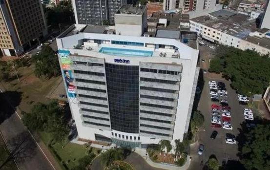塔瓜汀加PROMOÇÃO EXECUTIVA COM BANHEIRA E FLATS SEM BANHEIRA- Melhor Hotel De Taguatinga的一座带游泳池的白色大建筑