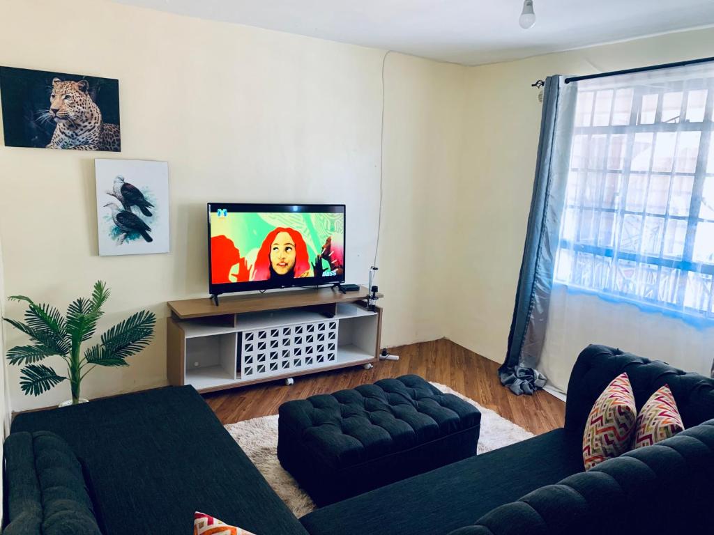 PauloCEECEE’S HAVEN的带沙发和平面电视的客厅