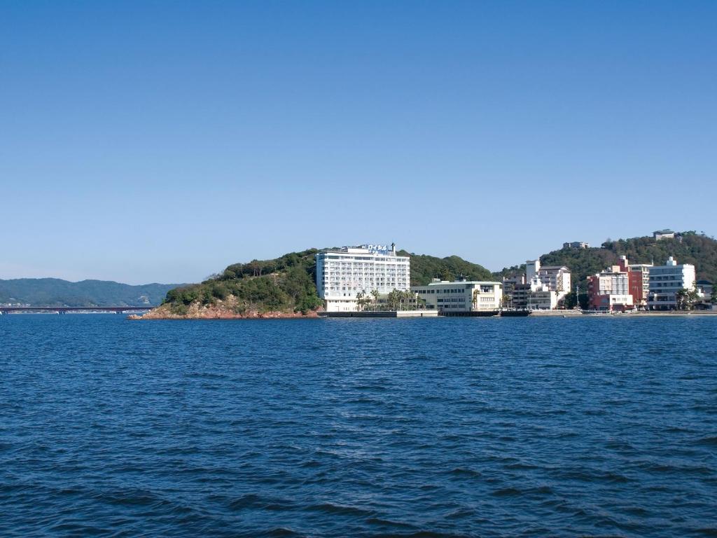 滨松西米皇家酒店的一大片水体,有建筑背景