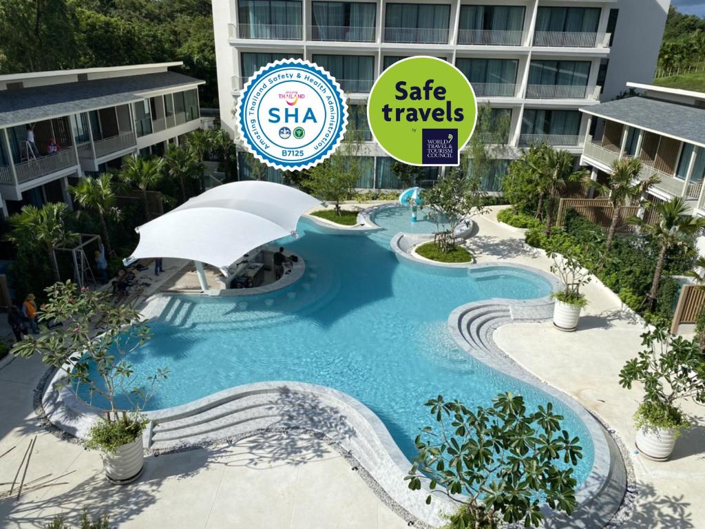 奥南海滩Infinity Aonang Krabi - SHA Certified的一座酒店游泳池,上面标有安全旅行的标志