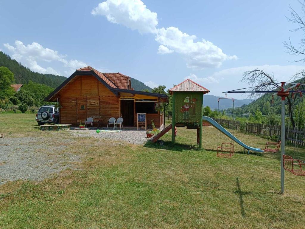 维舍格勒Drinski dragulj的小木屋设有滑梯和游乐场
