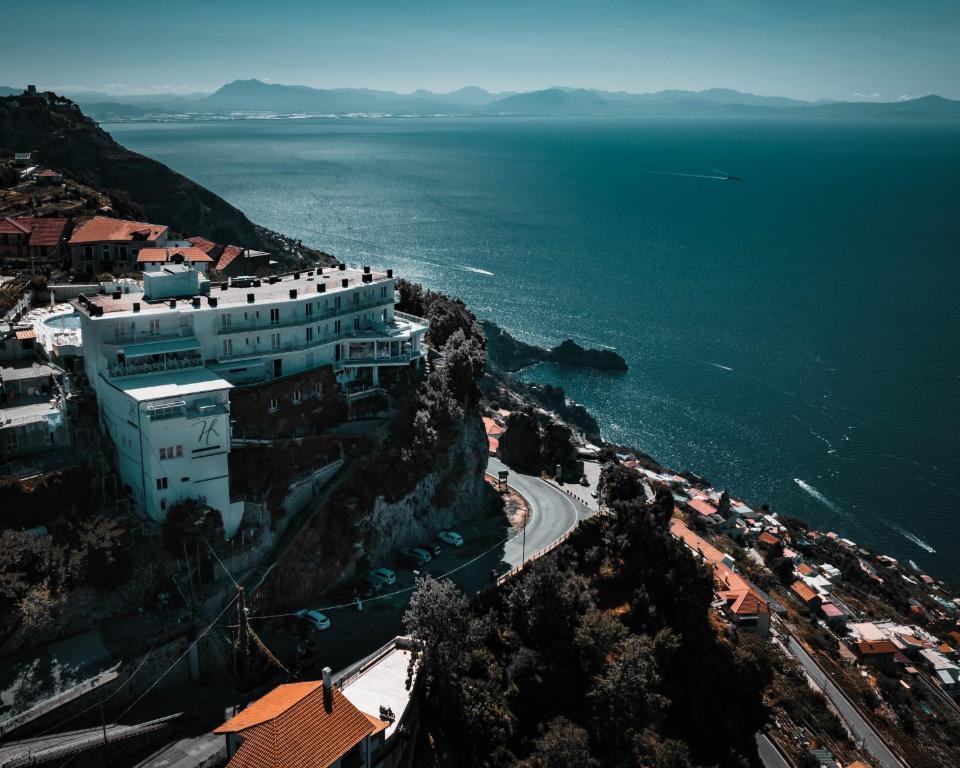 阿杰罗拉Hotel le Rocce - Agerola, Amalfi Coast的享有大海旁山丘上建筑的空中景致