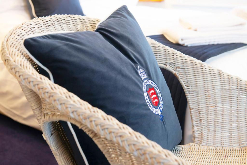 克劳奇河畔伯纳姆The Royal Burnham Yacht Club的坐在柳条椅上的黑色枕头