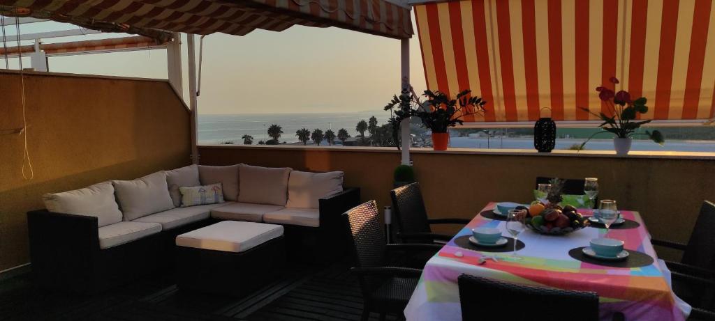 莫切Abierto al mar的客房设有桌子、沙发、桌子和椅子。
