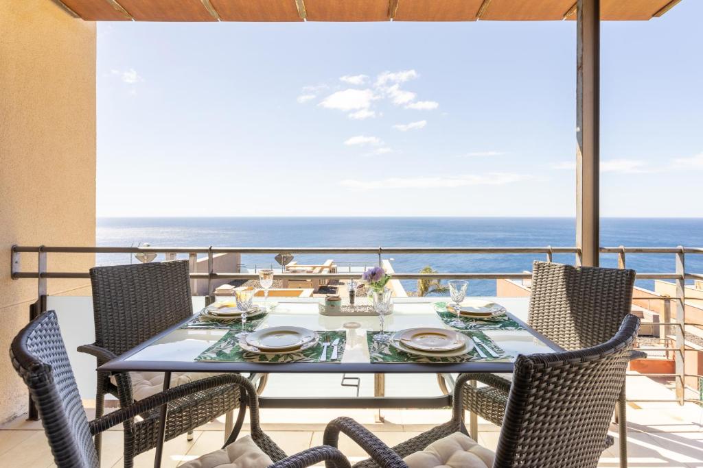 圣克鲁斯-德特内里费Chalet con vistas al mar en Santa Cruz de Tenerife的海景阳台上的桌子
