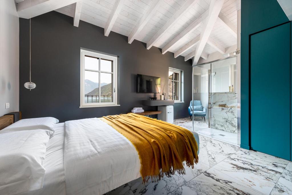 CastroVulcano Palace的一间卧室配有一张大床,床上有黄色的毯子