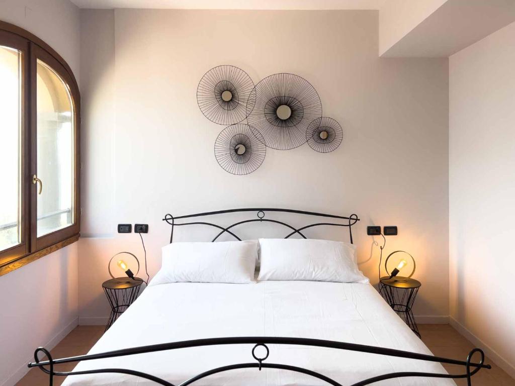 蒙泰伊索拉Sensole locanda contemporanea的卧室配有一张床铺,墙上挂有两面镜子