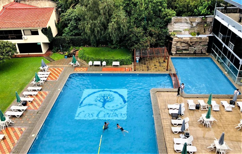 塔里哈洛斯西伯斯酒店的游泳池的顶部景观,2人游泳