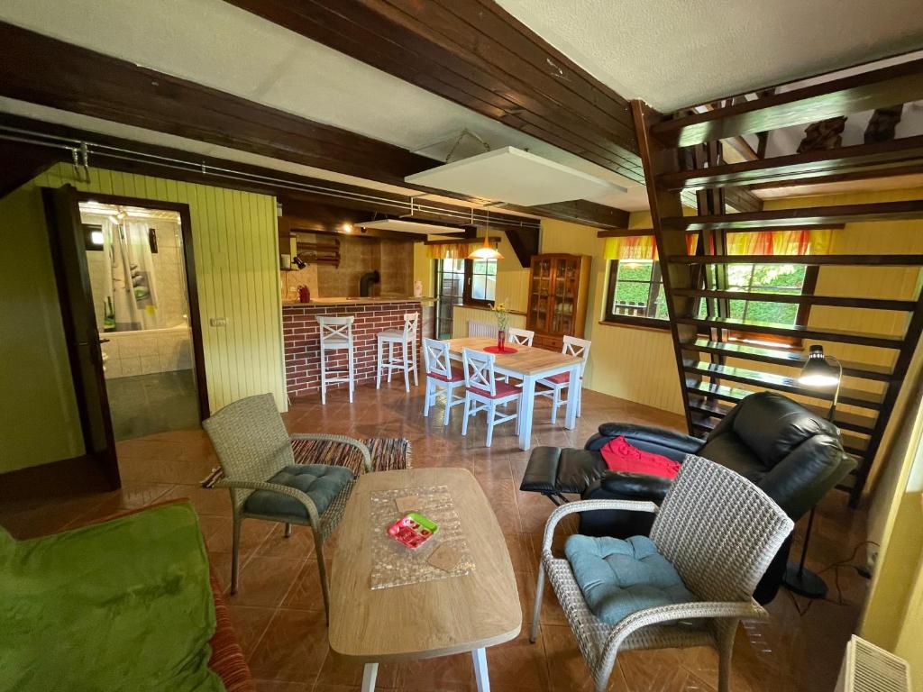 什科菲亚洛卡Mr. Bens cottage的一间带桌椅的客厅和一间厨房