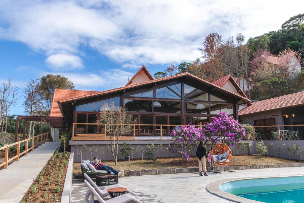 上大瓦尔任Natureza Eco Lodge的前面有游泳池的房子