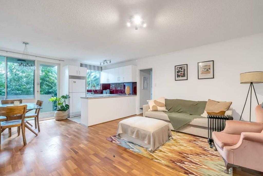 悉尼Bright 1 Bedroom Apartment in Lane Cove的客厅配有沙发和桌子