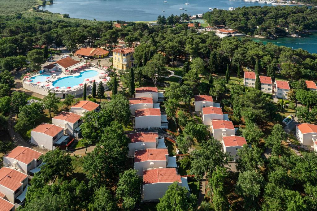 波雷奇Apartments Bellevue Plava Laguna的享有带游泳池和树木的度假村的空中景致