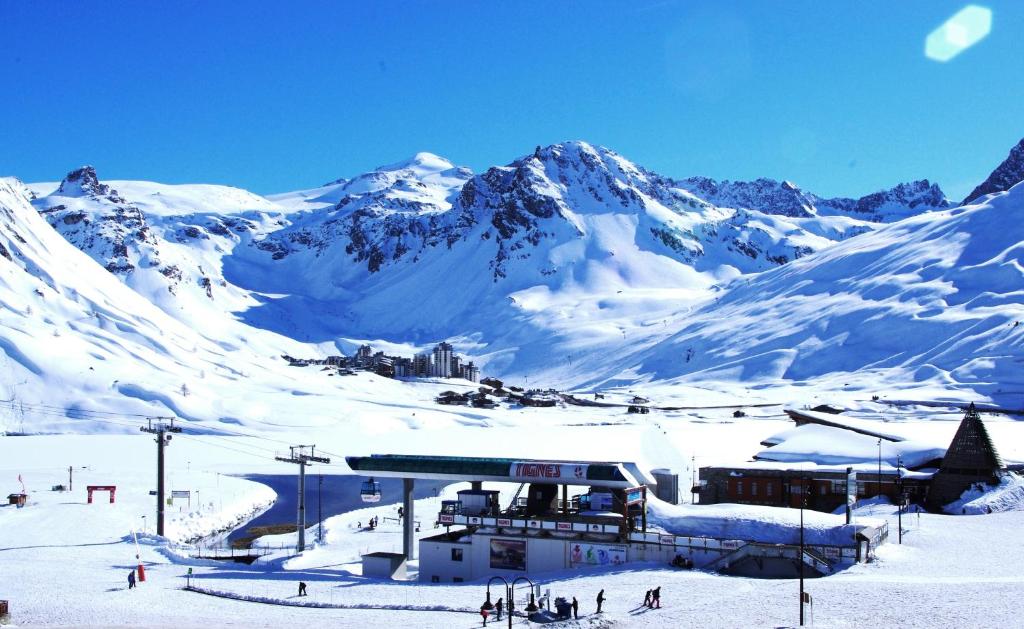 蒂涅避风港酒店的前方的滑雪小屋,覆盖着雪的山