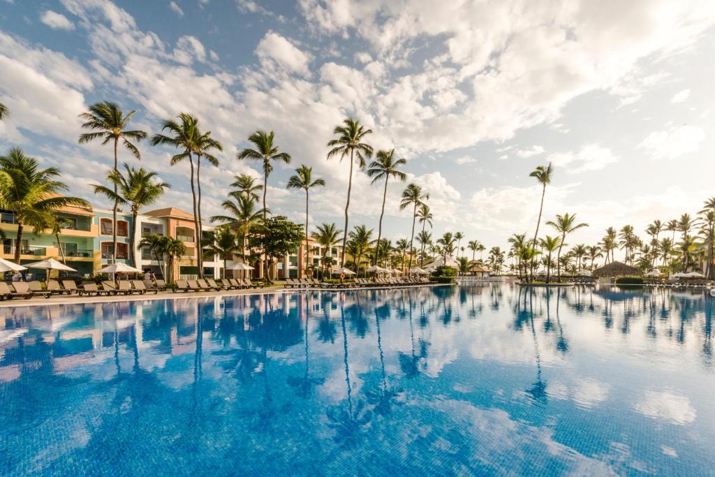 蓬塔卡纳海洋蓝＆沙滩度假村 - 全包的一座棕榈树环绕的大型游泳池