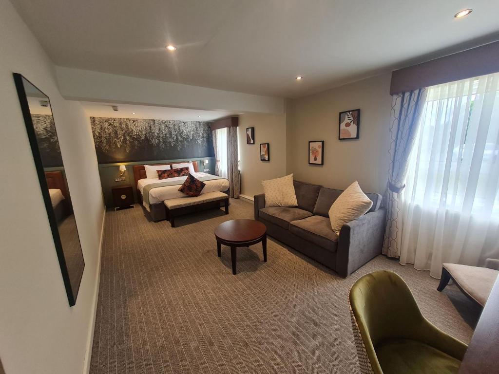米德尔斯伯勒蓝钟酒店的客厅配有沙发和1张床