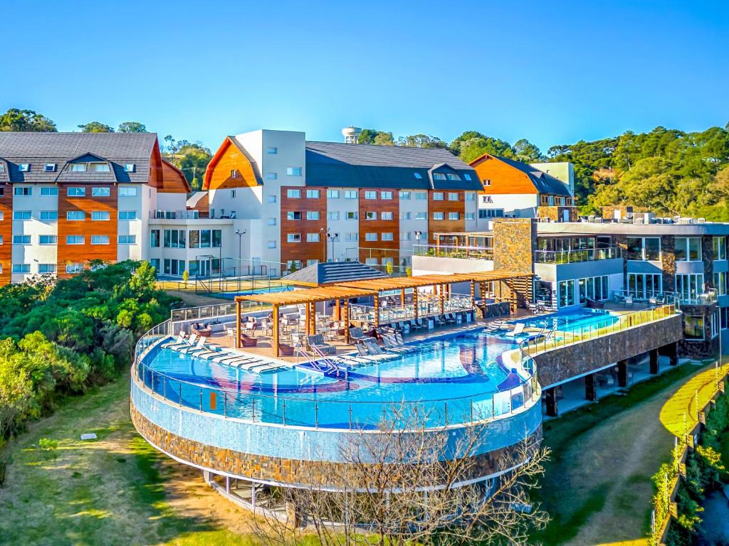 格拉玛多Laghetto Resort Golden Oficial的一座带大型游泳池和建筑的度假村