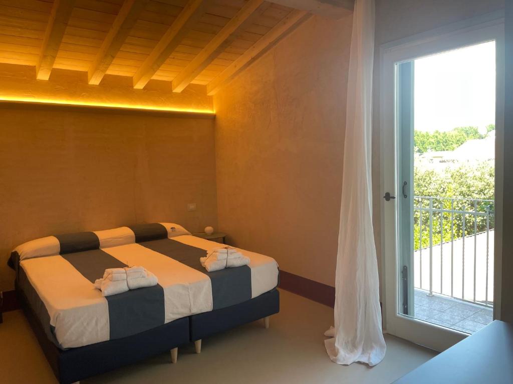 马里纳-迪-皮特拉桑塔LABottega - Camere的一间卧室设有两张床和大窗户