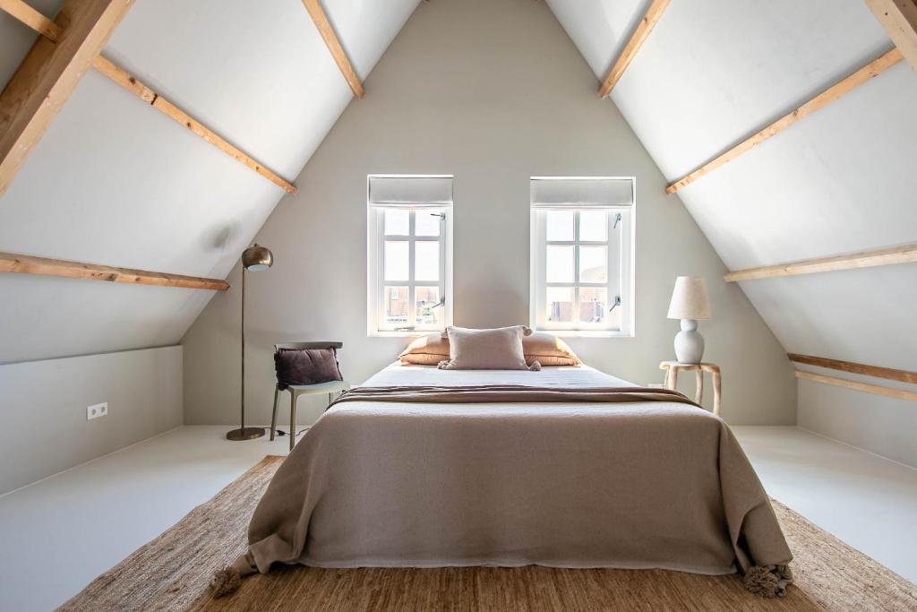 莱米尔Dok 20, Lemmer的一间卧室设有一张大床和两个窗户。