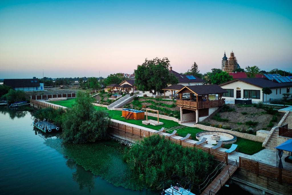 Chilia VecheCasa Chilia Resort&Spa的享有河流度假胜地的空中景致