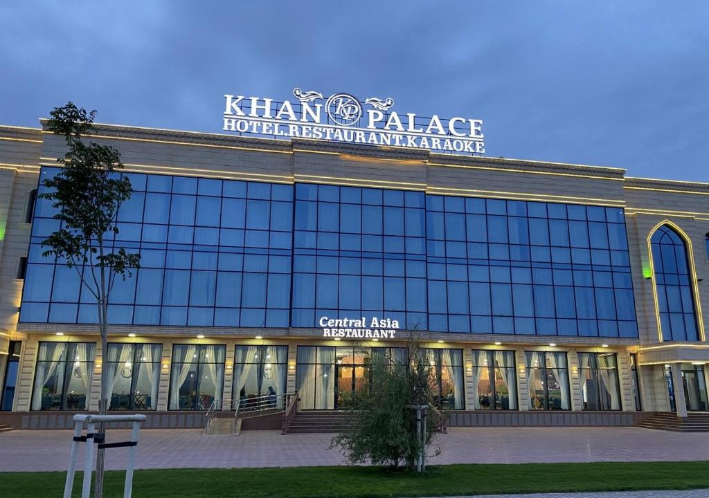 TürkistanKhan Palace的上面有标志的建筑