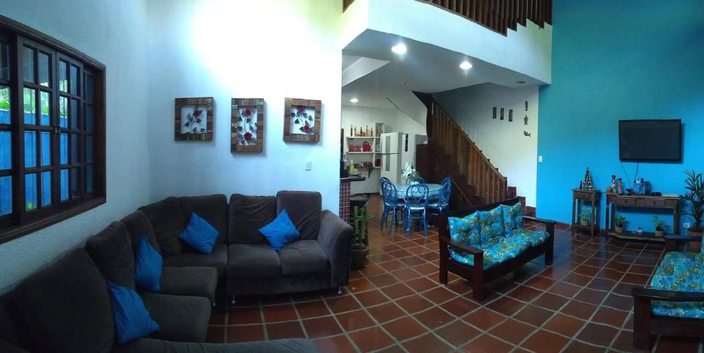卡拉瓜塔图巴Casa Azul的客厅配有沙发和桌子