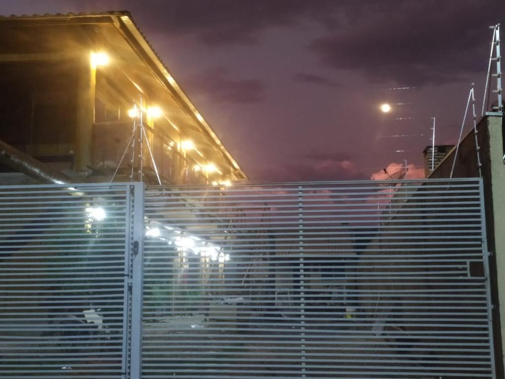博尼图Formosa Suites的享有体育场的夜间灯光美景
