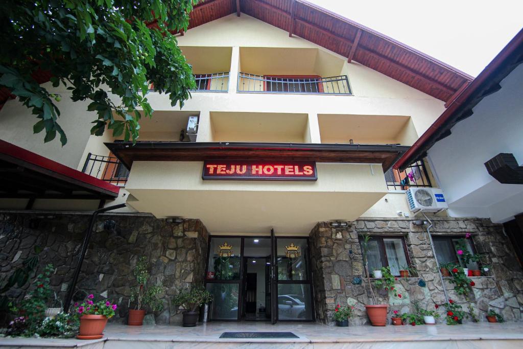 斯勒尼克Teju Hotels的带有拖车酒店标志的酒店