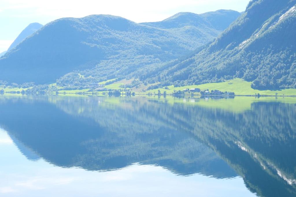 ÅrdalLake View Holiday Stay in Jølster的享有以山脉为背景的湖泊美景