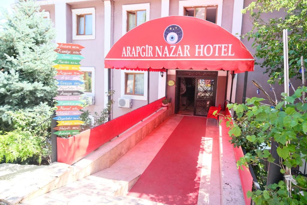 ArapkirArapgir Nazar Hotel的红色遮阳篷的红地毯入口
