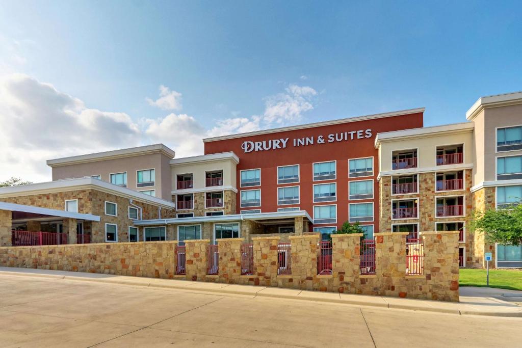 圣安东尼奥Drury Inn & Suites San Antonio Airport的一座建筑,上面标有读读到假旅馆和套房的标志