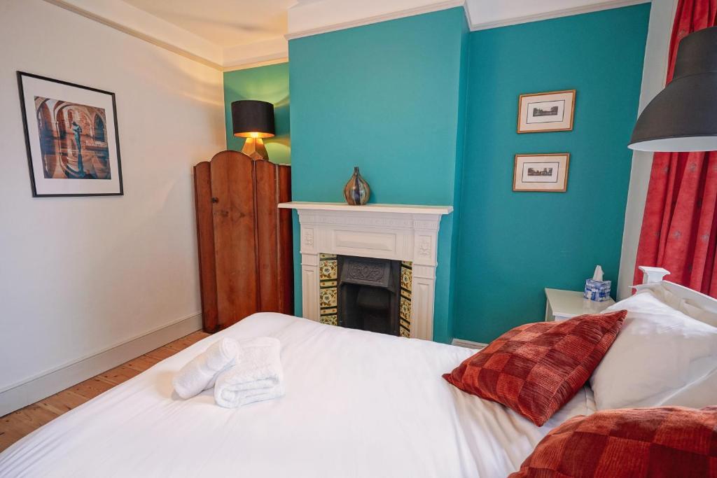 温彻斯特Boscobel Apartments Down的卧室配有白色的床和壁炉