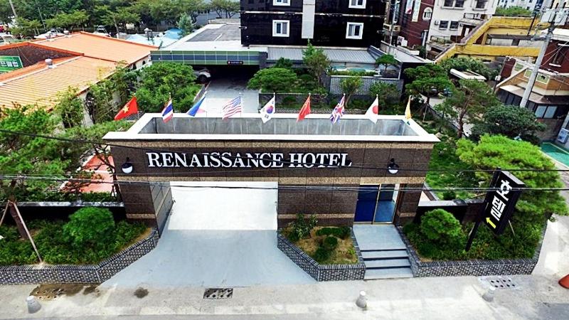 浦项Renaissance Hotel Pohang的前面有滑板公园的建筑