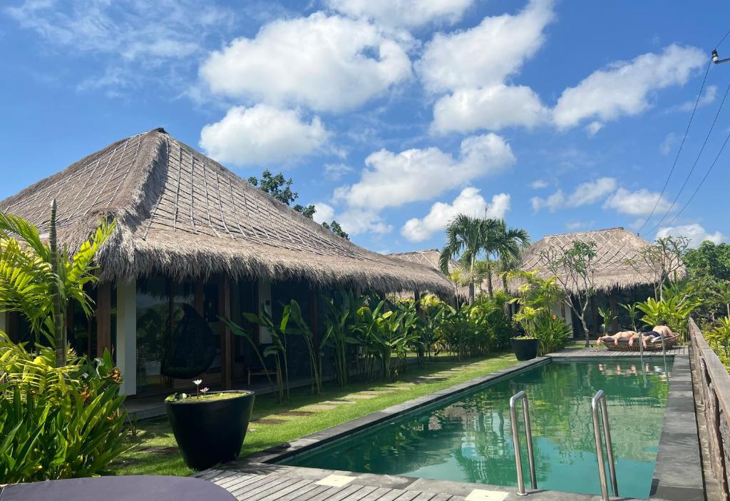 金巴兰La Reserva Villas Bali的享有带游泳池的度假村景致