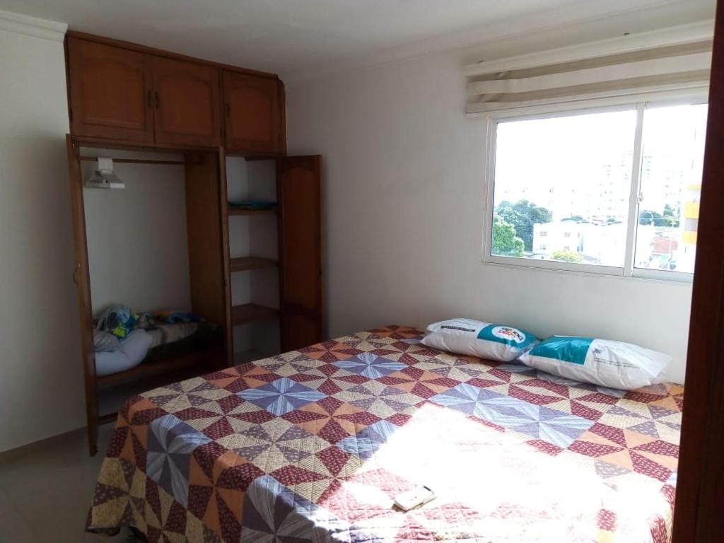 卡塔赫纳Bonito apartamento en Cartagena con garaje gratuito的一间卧室配有床,床上装有被子