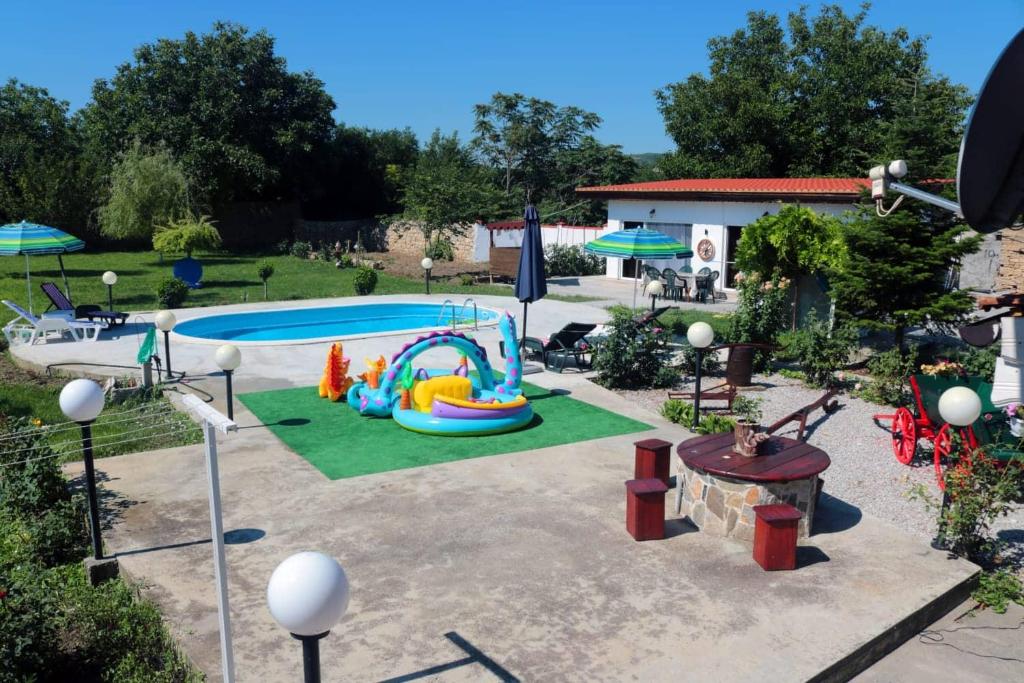 RadanovoNature House Bulgaria的后院设有游泳池和游乐场