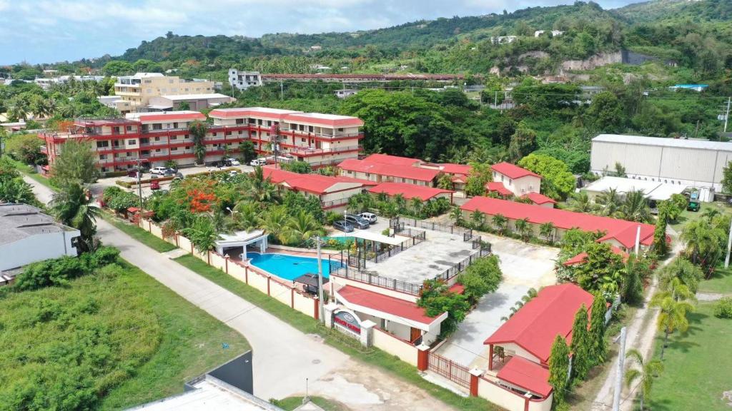 塞班Beach Garden Hotel的享有带游泳池的度假村的空中景致