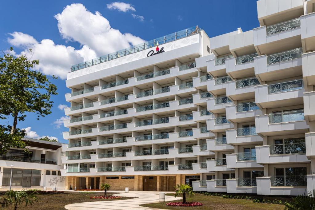 阿尔贝纳MARITIM Hotel Amelia - Luxury Ultra All Inclusive的顶部有aaa的建筑