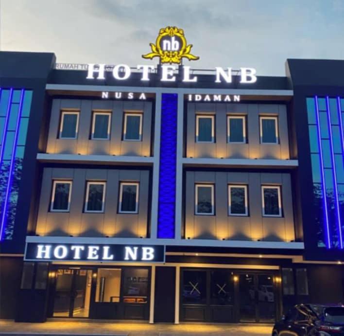 新山NB HOTEL的前面有标志的酒店