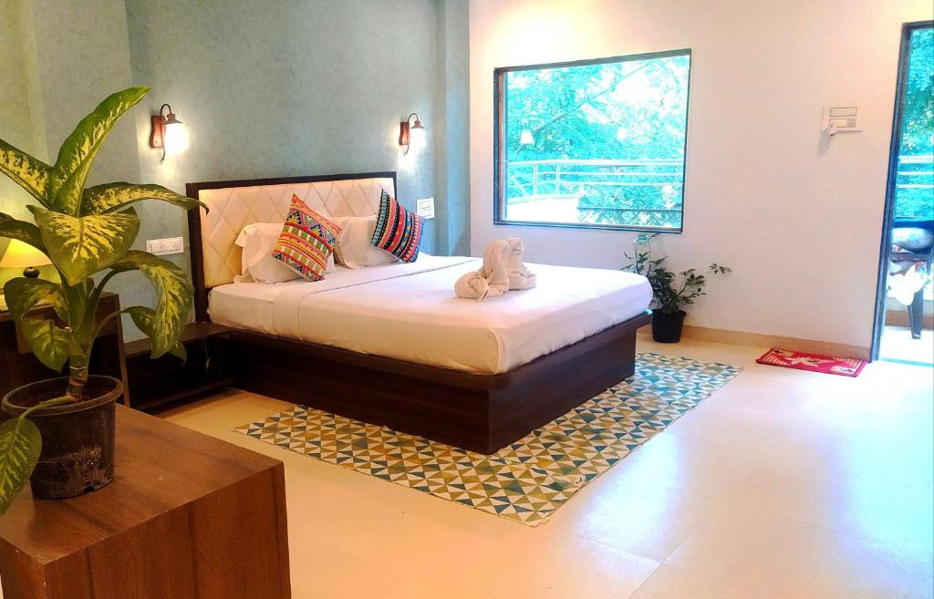 Daulatābād西拉尼亚度假酒店的卧室里设有一张床,上面有一只动物