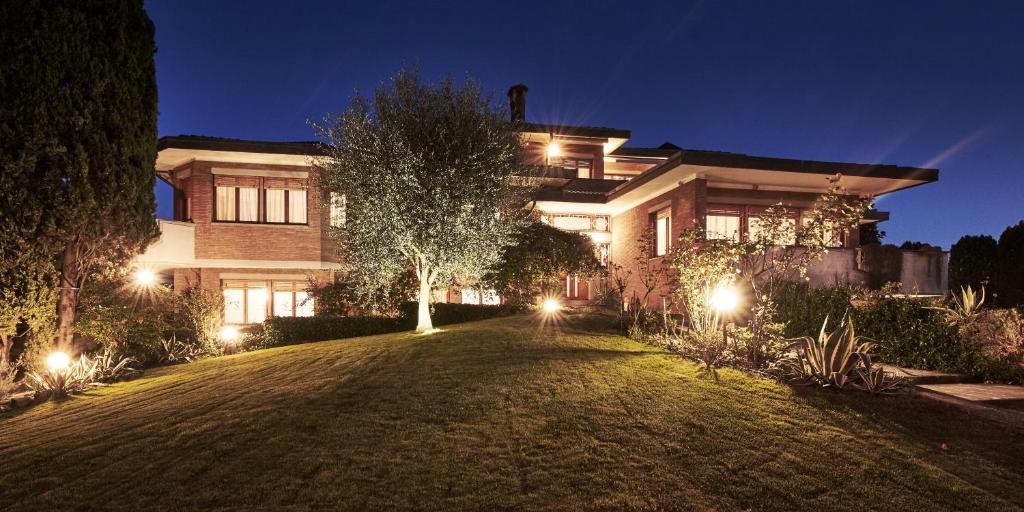 圣朱利亚诺-泰尔梅拉德莫拉德尔巴索托酒店的一间在院子里放灯的大房子