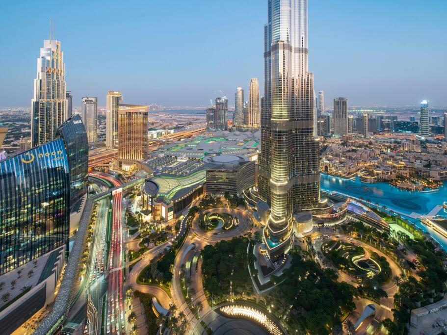 迪拜WORLD CLASS 3BR with full BURJ KHALIFA and FOUNTAIN VIEW的城市空中景色,高耸的摩天大楼