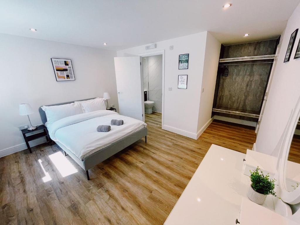 诺里奇Prosper House Apartment 6的一间卧室配有一张床,铺有木地板