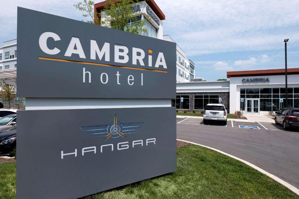 纳什维尔Cambria Hotel Nashville Airport的停车场前的加那利酒店标志