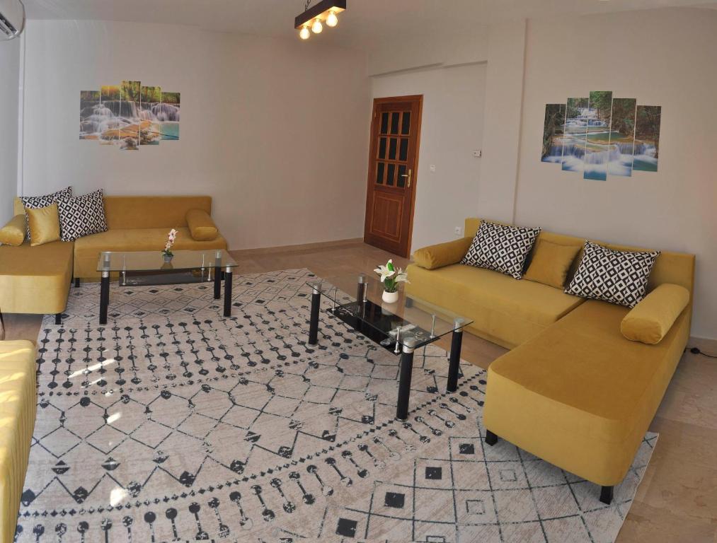 埃泽萨Friendly Flat 3的客厅配有两张沙发和地毯。
